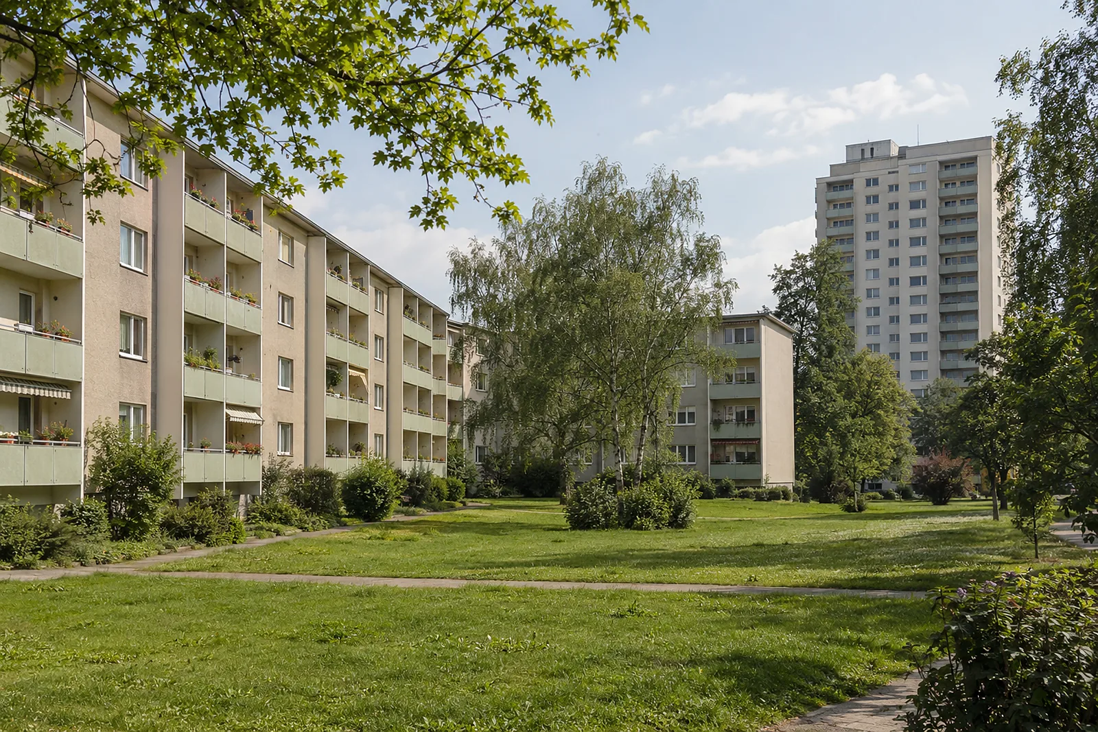 Bodenleger Neuss: Wohnsiedlung der 1960er-Jahre mit Zeilen, Hochhaus und viel Grün